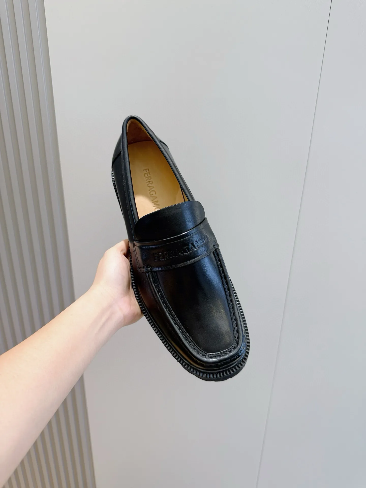 [Ferragamo] Top P: 760💰 Number of yards: 39~44 (38.45. Customized, non-returnable) Ferragamo men's leather derby shoes. The new derby shoes are light in texture and cool in style. They adopt exquisite eyelet uppers and novelly define urban trends. Made of brushed cowhide, it has a plump and rounded toe box and is decorated with delicate wingtip decorative details. Imported cowhide + cowhide lining.
